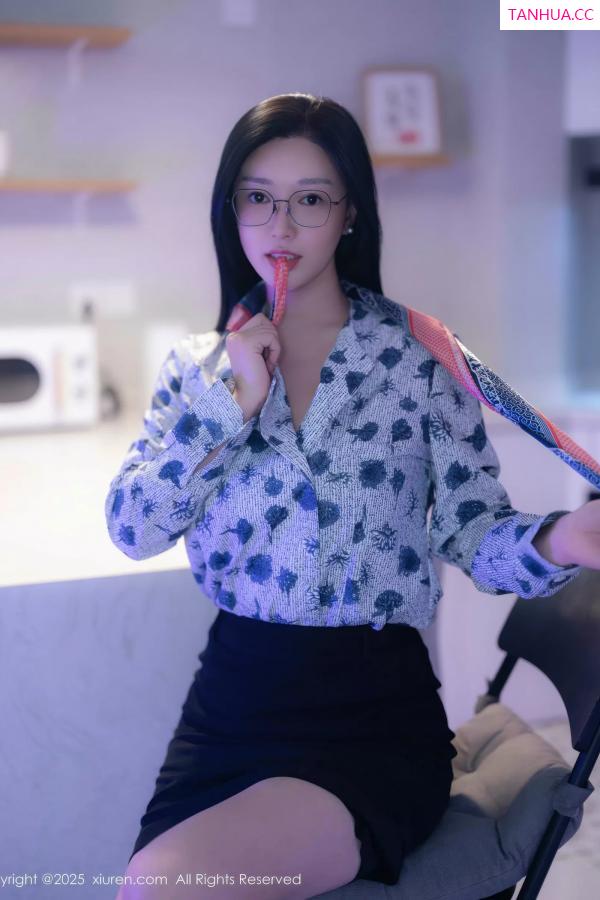   [XiuRen]高清写真图 2025.10.14 No.10866 雅茹老师 OL服饰第10张图片